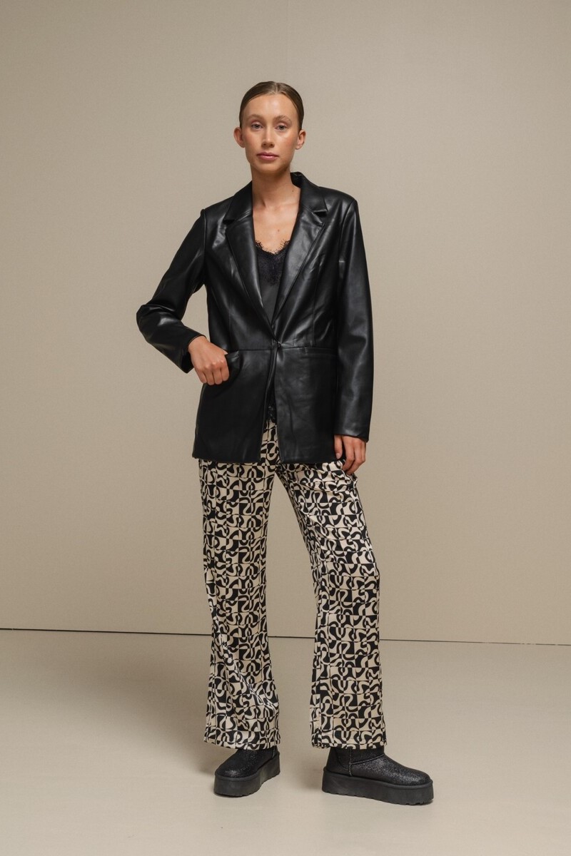 CHAQUETA POLIPIEL COLOR NEGRO 3